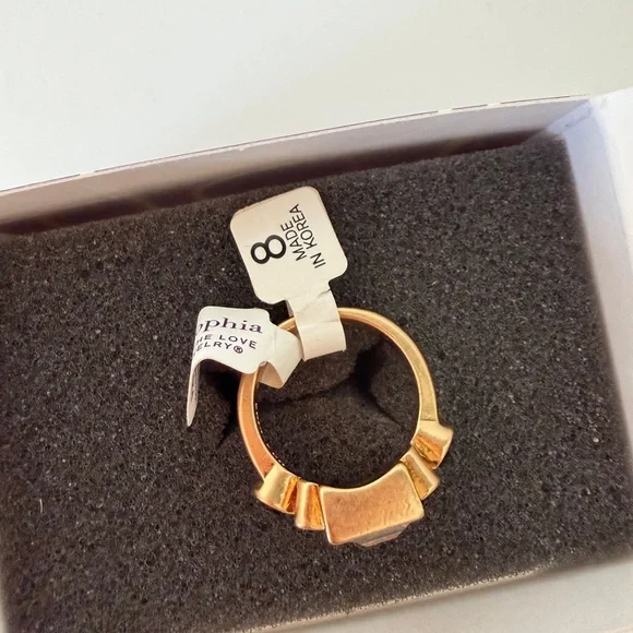 Sophia Gold Ring with Unique Design - Picture 4 of 9